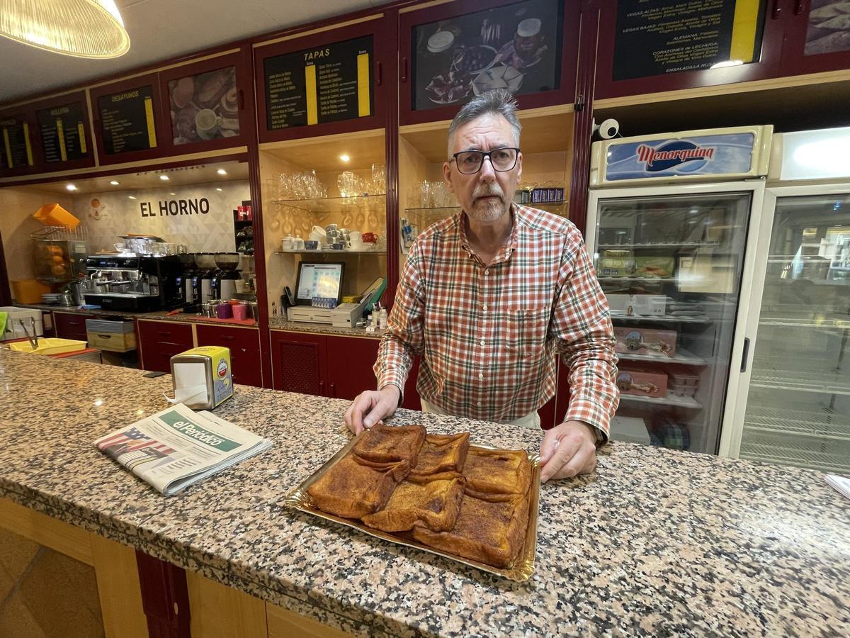 Carlos Luna muestra las torrijas que elaboran en El Horno