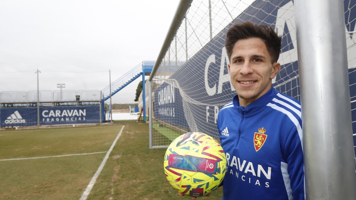 Giuliano Simeone posa en la Ciudad Deportiva del Real Zaragoza.