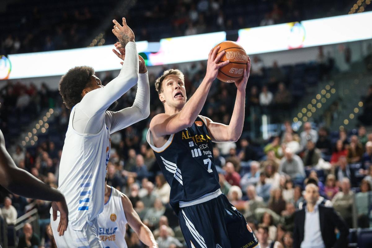 Dan Duscak en el partido que enfrentó al Alimerka Oviedo Baloncesto con Melilla en el Palacio de los Deportes