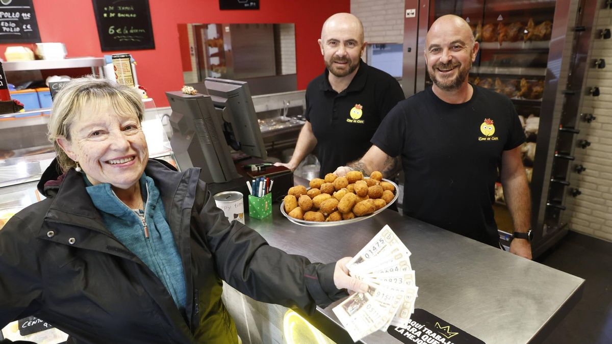 María Agustina Álvarez se lleva sus croquetas con Conrado Álvarez y Fernando Trabanco detrás