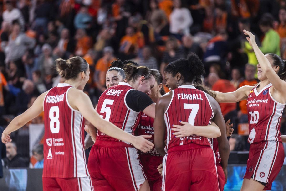 La extaronja Nadia Fingall y sus compañeras celebran la victoria