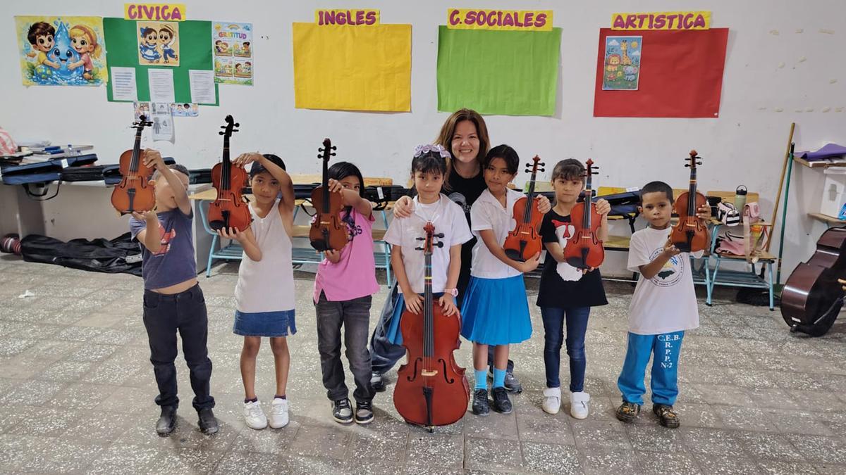 Algunos de los alumnos hondureños con la violinista.