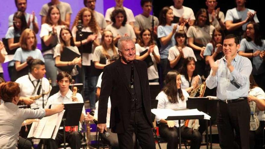 Víctor Manuel recibe la ovación de los integrantes de la orquesta y el coro.