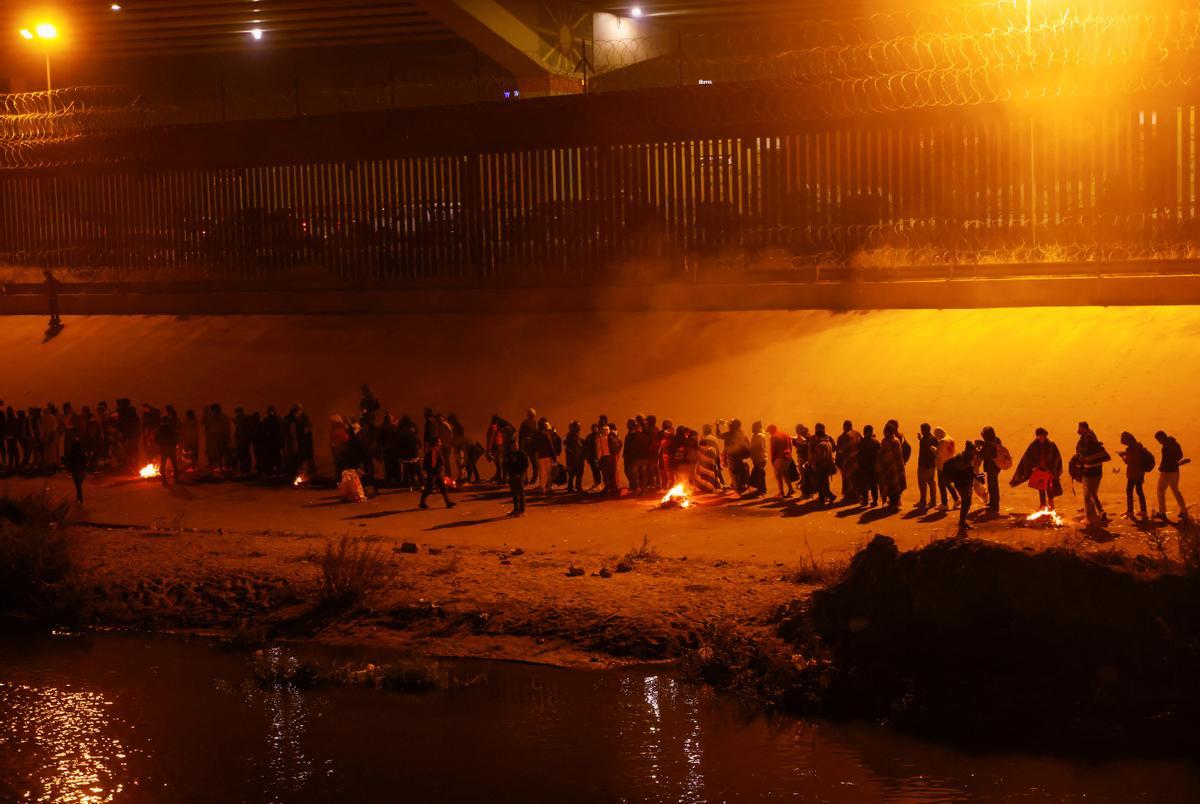 Un aluvión de inmigrantes cruzan Río Grande de Ciudad Juárez (México) a El Paso (Texas) ante un posible cambio en la política migratoria