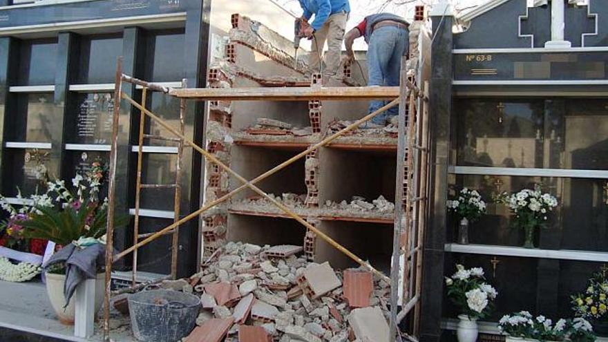 Los obreros durante la demolición del panteón de Elda al que se ha abierto un expediente por infracción urbanística