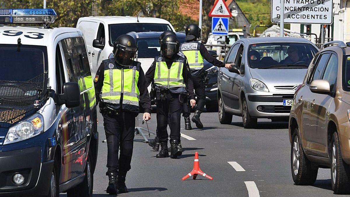 Policías nacionales en un control de circulación en A Coruña en abril pasado.