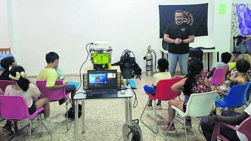 José Soto, del club GESC, impartió el taller en las instalaciones de la Asociación de Vecinos San Diego