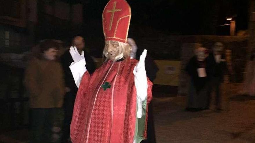 Un participante en el desfile de Carnaval de Llames de Pría.