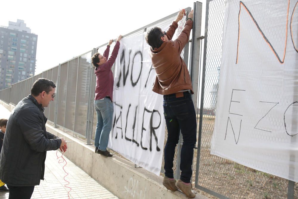 Manifestación vecinal en contra de los talleres de la T2 en Quatre Carreres