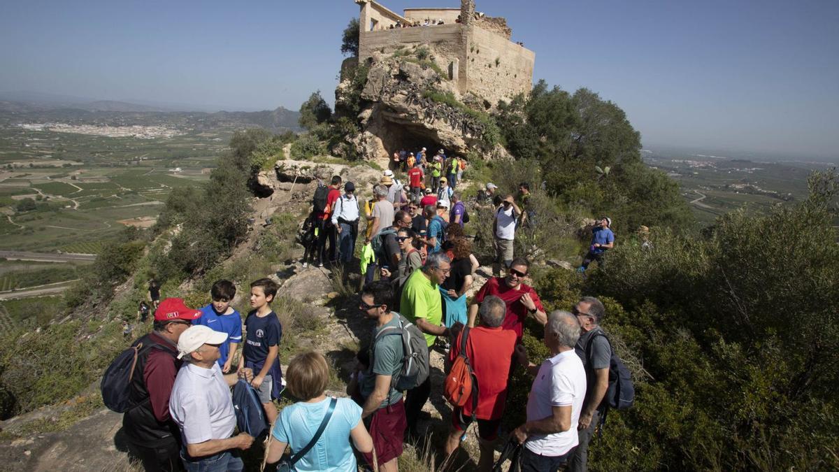 Los participantes de la romería, en lo alto del cerro donde se asienta la ermita del Puig de Xàtiva. | PERALES IBORRA