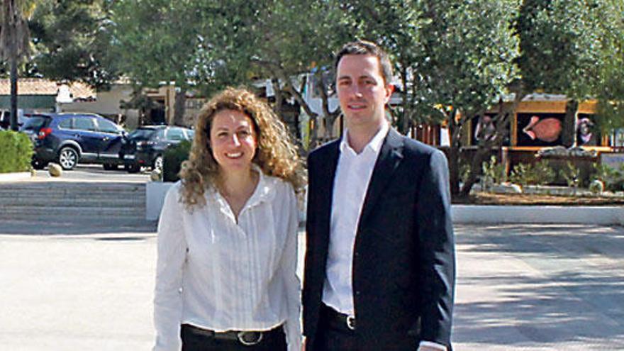 La concejala Bàrbara Xamena y el alcalde Llorenç Galmés en la plaza objeto del ambicioso proyecto de mejora.