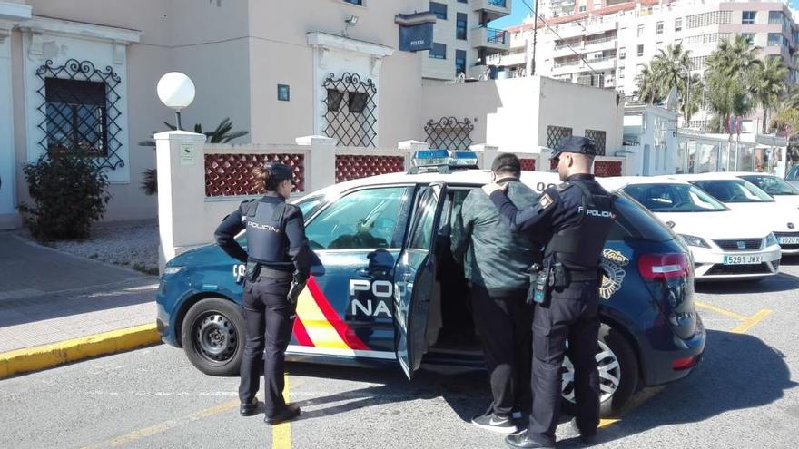 Detienen en Denia a un joven acusado de estafar a cinco personas a través de Internet