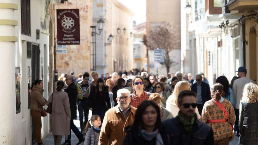 Numerosos turistas pasean por Zamora. | Ana Burrieza (Archivo)