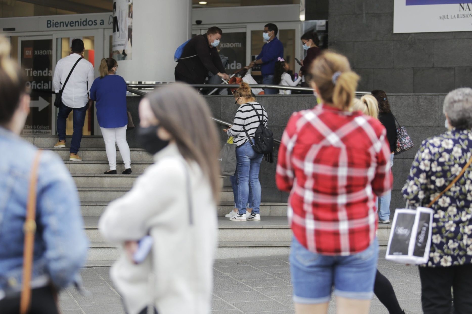 Colas en los comercios y cafeterías de Santa Cruz este sábado.