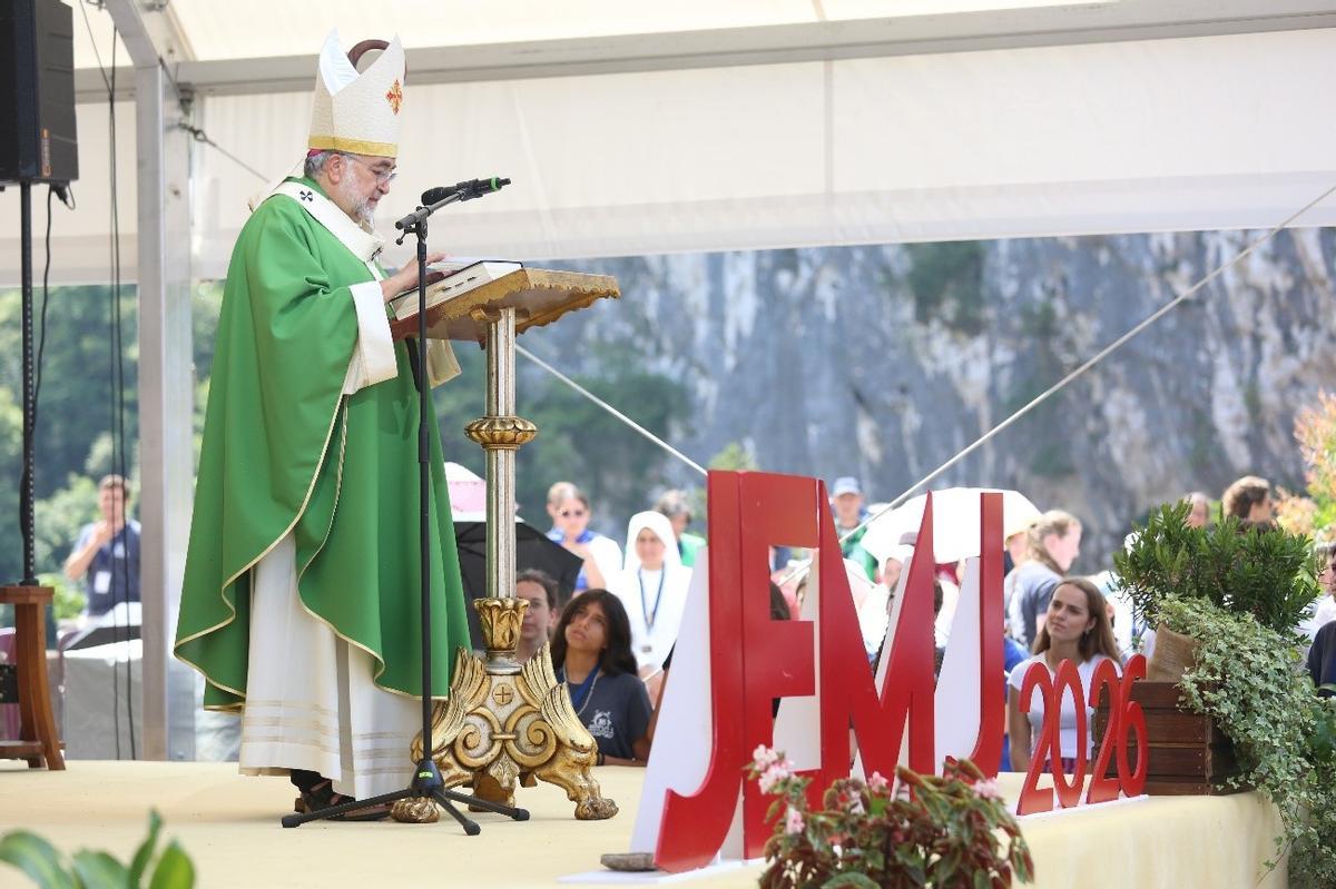 El arzobispo de Oviedo, Jesús Sanz Montes, durante la misa.