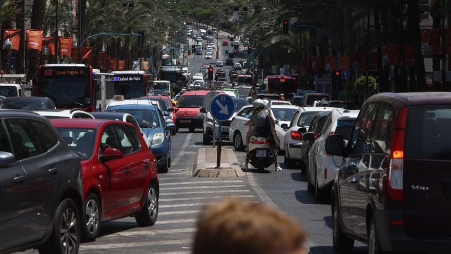 Continúa el colapso en Alicante: interminables atascos en las principales calles de la ciudad