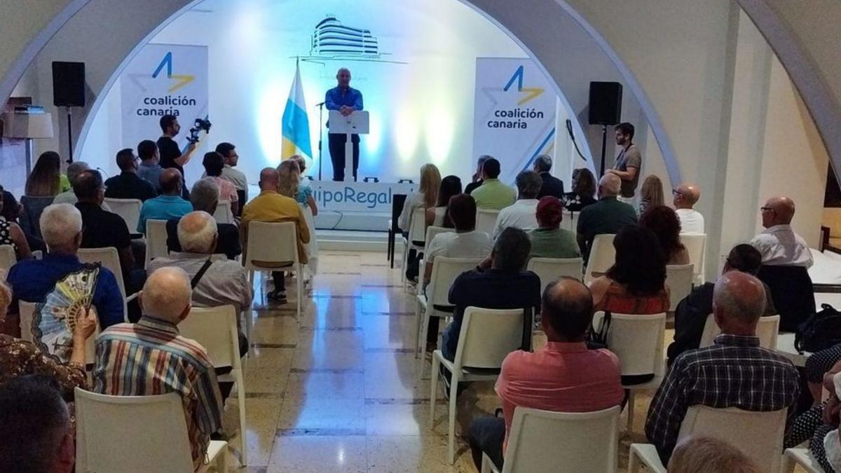 José Domingo Regalado in the assembly that elected him as a candidate.  |  |  DE