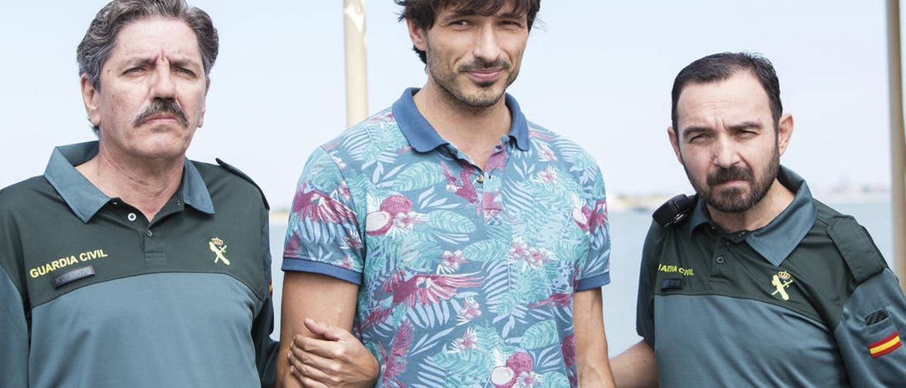 Andrés Velencoso, &quot;detenido&quot; en &quot;Señor, dame paciencia&quot;. // Manutrillo