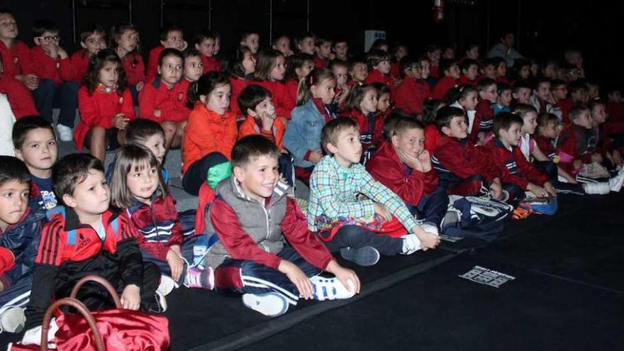 Segundo día del Festival Internacional de Títeres Galicreques   |  Escolares de A Estrada disfrutaron en la mañana de ayer en el Teatro Principal de A Estrada del espectáculo &quot;Los primeros burritos&quot; de Xarop Teatre de Valencia. Hoy le llegará el turno a La Gotera de Lazotea (de Jerez de la Frontera&quot; con &quot;La gallina churra&quot;, obra con la que obtuvo el Premio al Mejor Espectáculo Infantil Feten de Gijón.