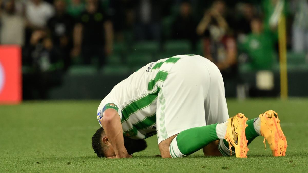 El centrocampista francés del Betis, Nabil Fekir, tras conseguir el segundo gol del equipo bético durante el partido de LaLiga perteneciente a la jornada 31 que Real Betis y Celta de Vigo disputan este viernes en el estadio Benito Villamarín de Sevilla.