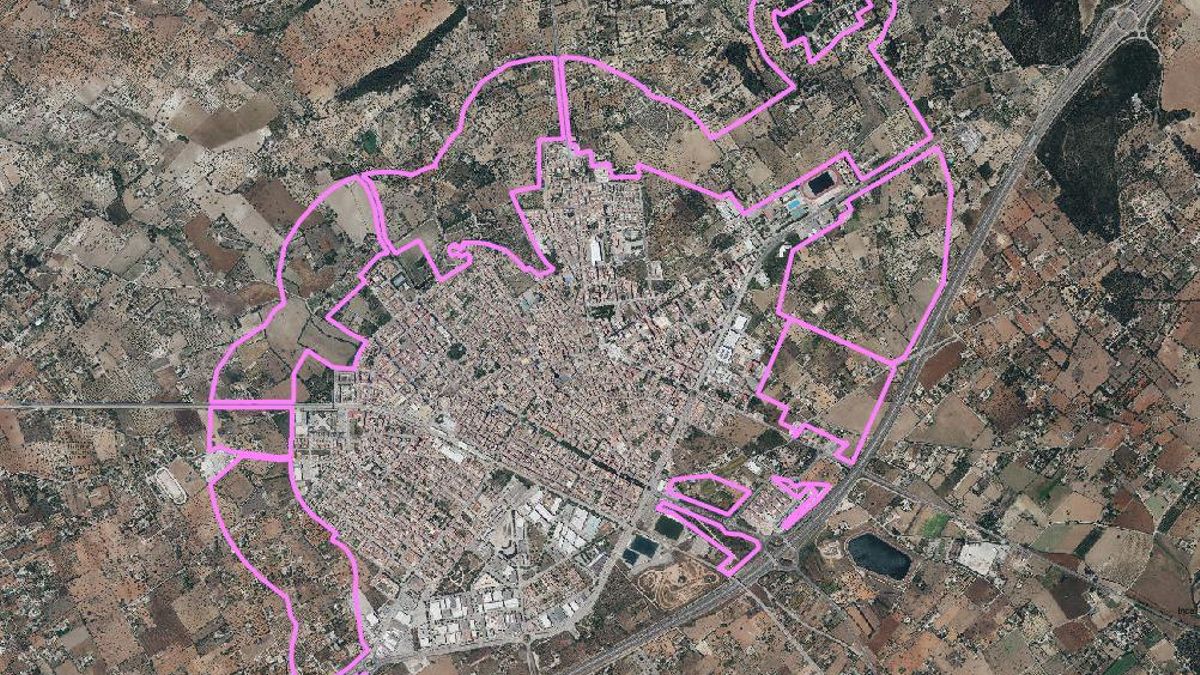 El mapa muestra (delimitadas por las líneas de color rosa) las áreas de transición que se podrían urbanizar si se aplicase el decreto del Govern.