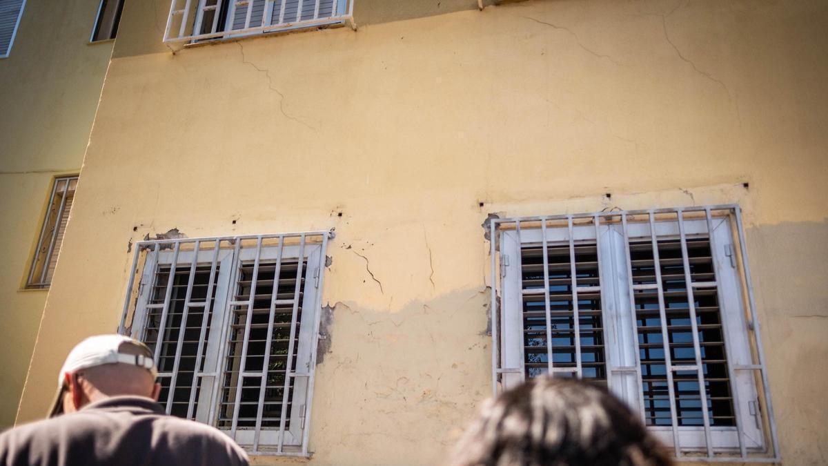 Preocupación entre propietarios de las viviendas del bloque 27 por la existencia de grietas.