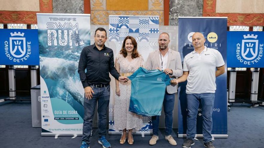 Foto de familia tras la celebración de la rueda de prensa en la sede insular. | | E.D.