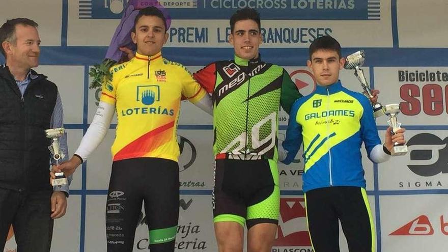 Iván Feijóo, a la izquierda, con el maillot de líder de la Copa de España. // FdV