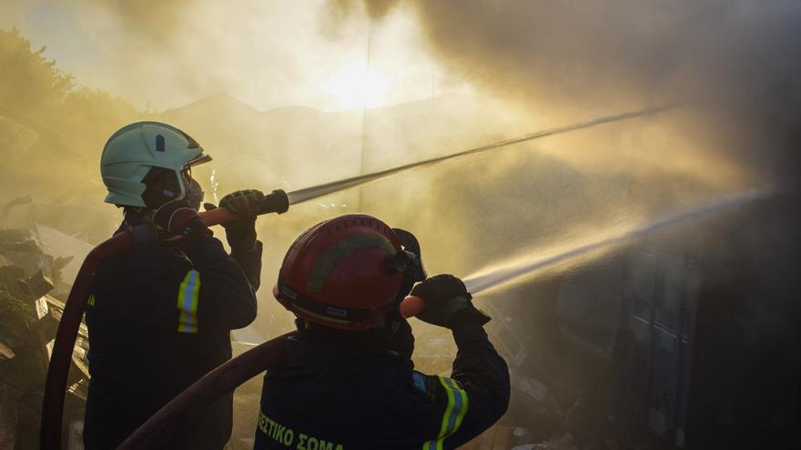 Trece detenidos por provocar un incendio tras el lanzamiento de fuegos artificiales desde un yate en Grecia