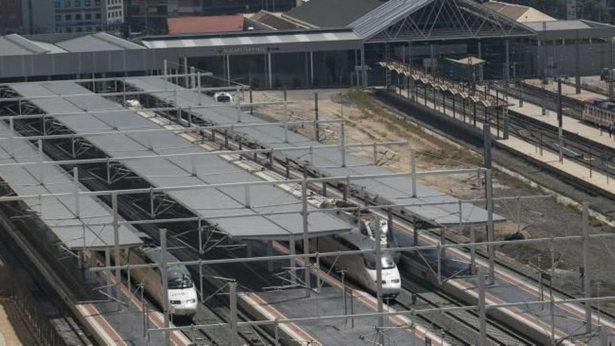 Trenes AVE de la línea Alicante-Madrid estacionados en los andenes de la estación término de Alicante por los que pasan al año 2 millones de viajeros.