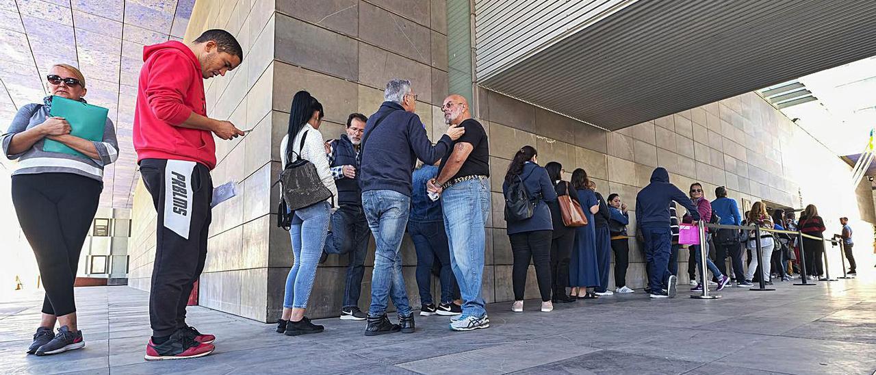 Cola para solicitar las ayudas al alquiler en la capital grancanaria poco antes del inicio de la pandemia. | | LP/DLP