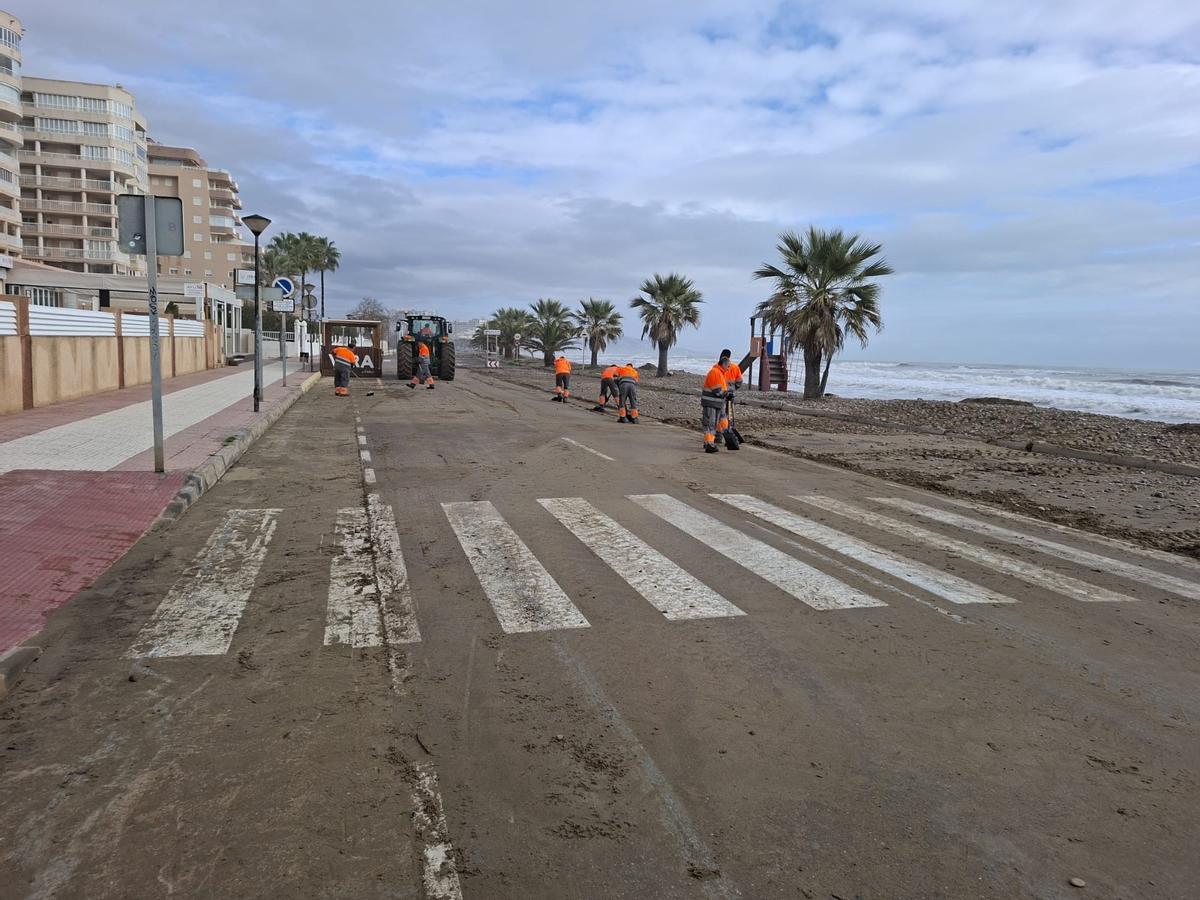 Trabajos de limpieza del paseo marítimo de Orpesa.