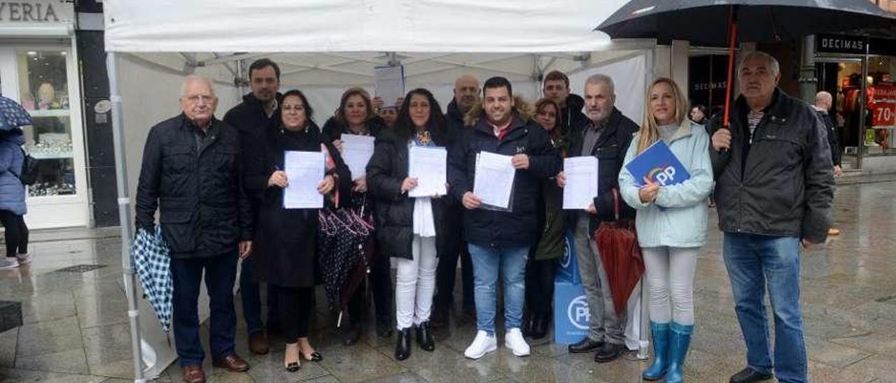 Carpa del PP en la plaza de Galicia para recoger firmas a favor del cuartel vilagarciano. // Noé Parga