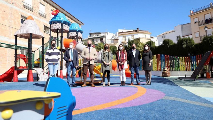 Luque inaugura un parque infantil en el que se han invertido más de 200.000 euros