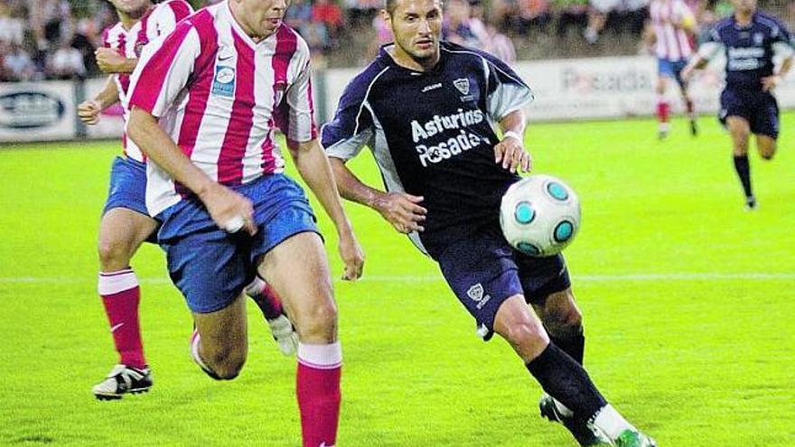 Stoica y Sergio Rionda disputan un balón en el último Marino-Candás de la Copa Federación.