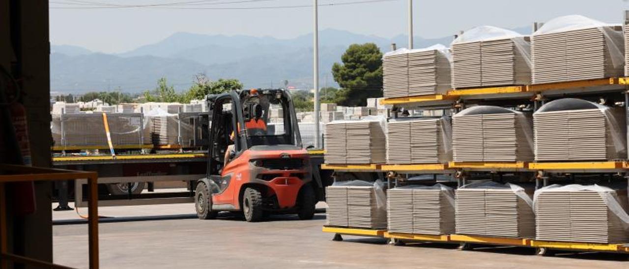 Operarios durante un proceso de preparativos de una carga de azulejos con destino internacional. |