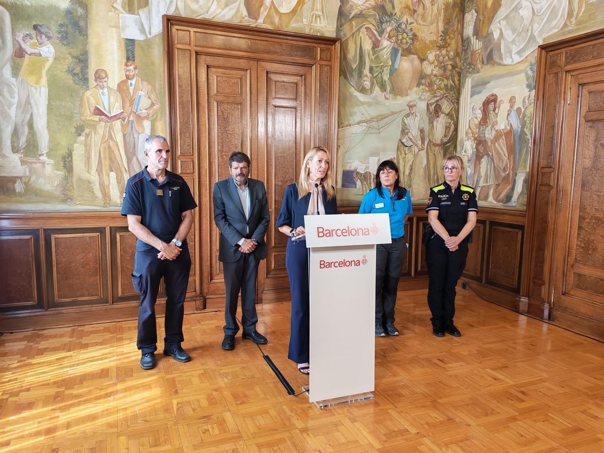 Los tenientes de alcaldía Albert Batlle y Maria Eugènia Gay explican la atención a los afectados por el socavón de la L9 junto al Putxet