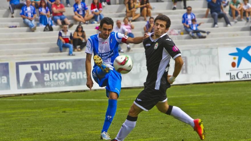 Un jugador del Llosetense presiona a un rival que finalmente chuta el balón.