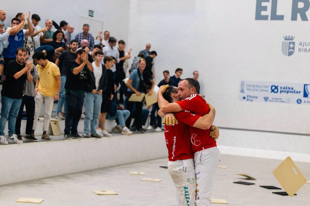 Giner i Tomàs II celebren el pas a la final a Riba roja.