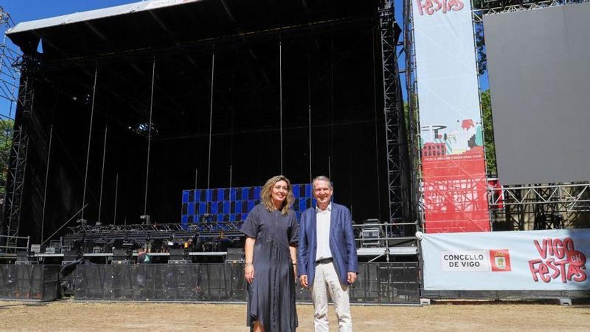 Abel Caballero acudió al montaje del escenario para el concierto de Deep Purple.