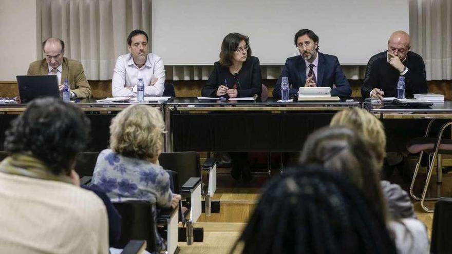 Por la izquierda, Jesús Hernández Galilea, Javier Fernández Teruelo, Pilar Jiménez Blanco, Benito Aláez y Javier González Vega, ayer, durante el debate.