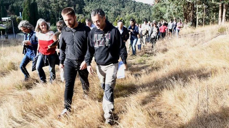 El alcalde y los vecinos descubren el futuro Bosque de Breogán