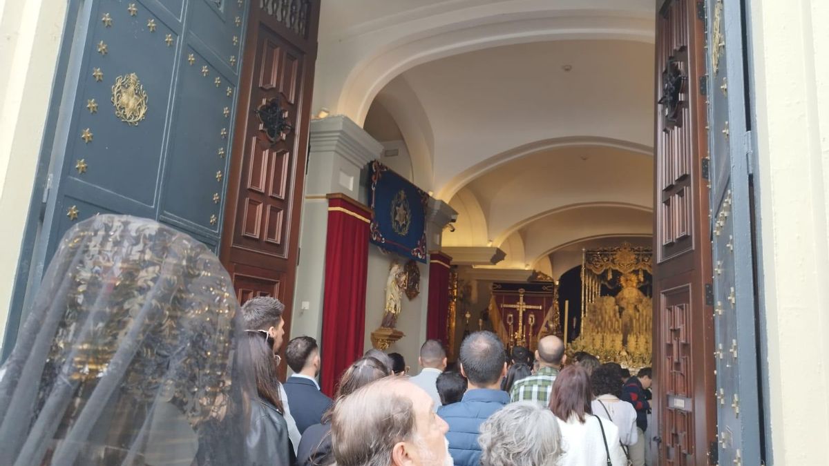 Colas en la calle San Jacinto para entrar en la capilla de la Estrella y ver a la Virgen.