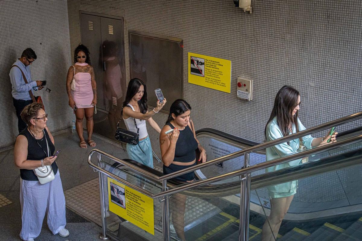 La escalera mecánica de la Sagrada Família es un incesante desfile de posados temerarios y 'selfies' prohibidas La escalera mecánica de la Sagrada Família es un incesante desfile de posados temerarios y 'selfies' prohibidas