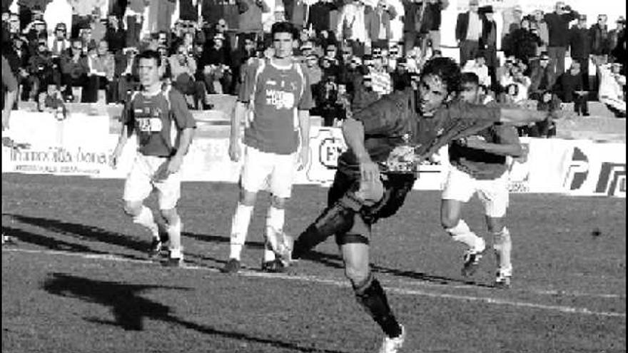 El centrocampista azulgrana Benítez en el momento en que transformaba el penalti a favor del Eldense