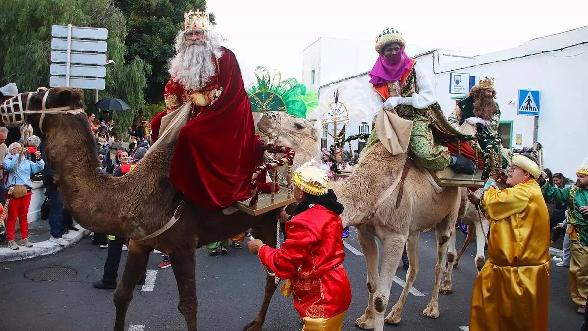 Yaiza y Playa Blanca se desatan en las cabalgatas de Reyes Magos