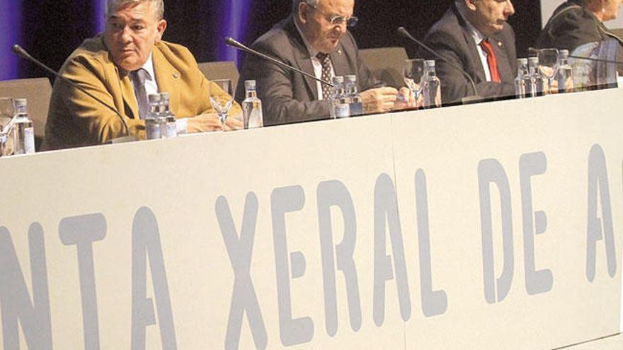 Ricardo Barros (izq.), en una junta general de accionistas del Celta junto a otros consejeros. // A.I.