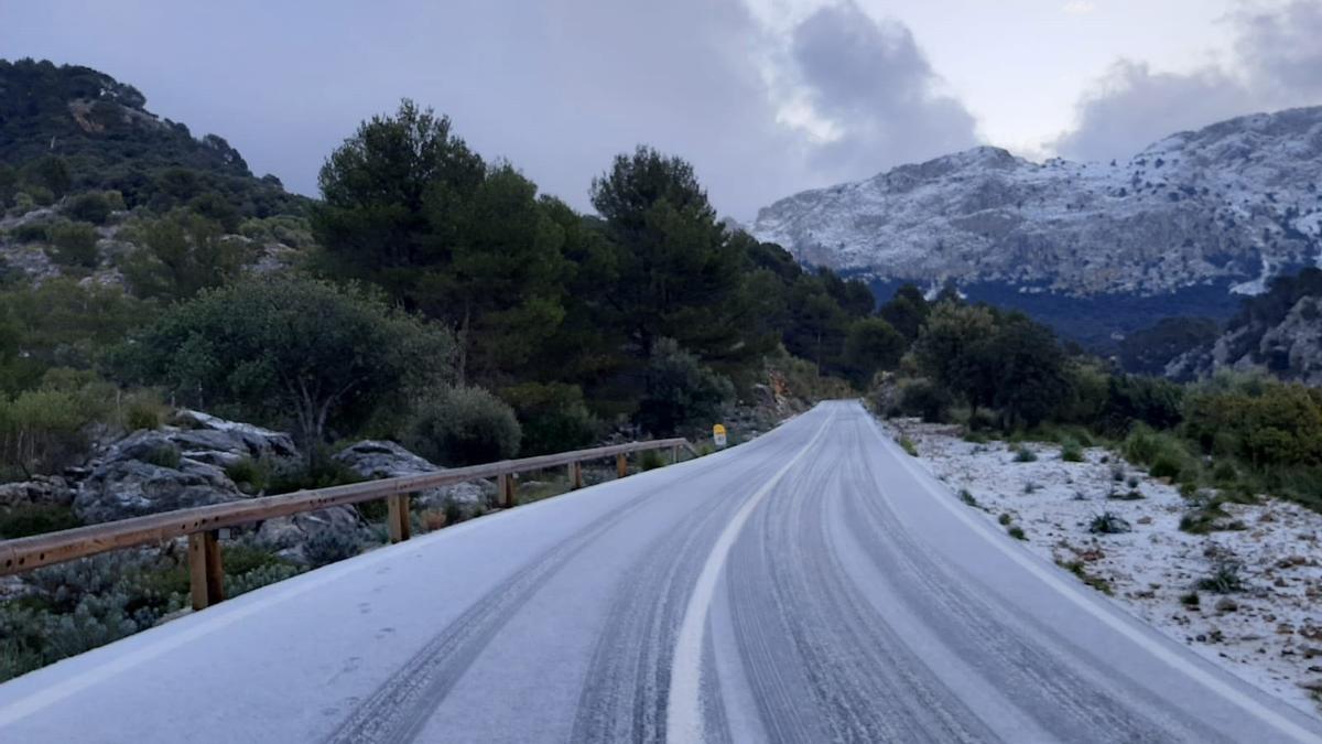 Acumulación de nieve en la carretera de la Serra de Tramuntana (Ma-10)