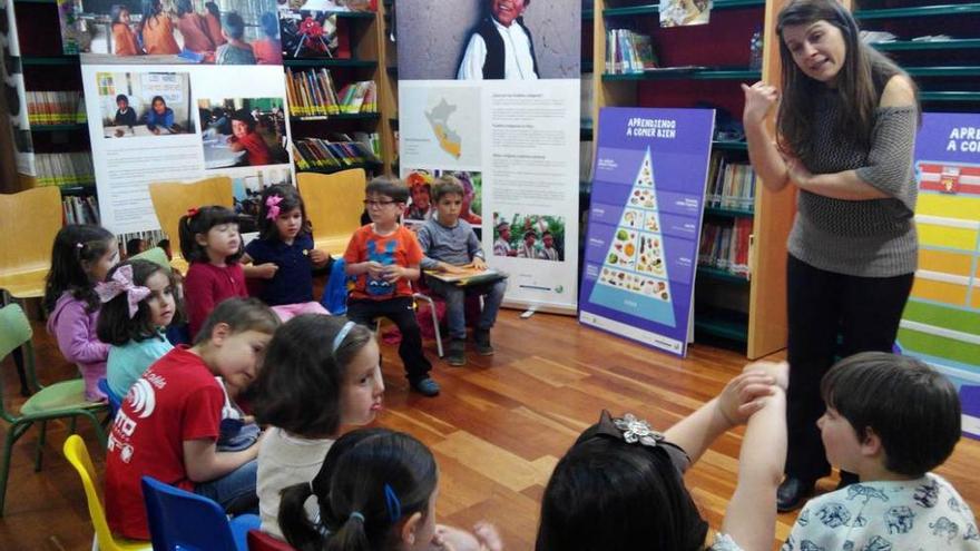 Los niños del concejo aprenden en la biblioteca a comer bien