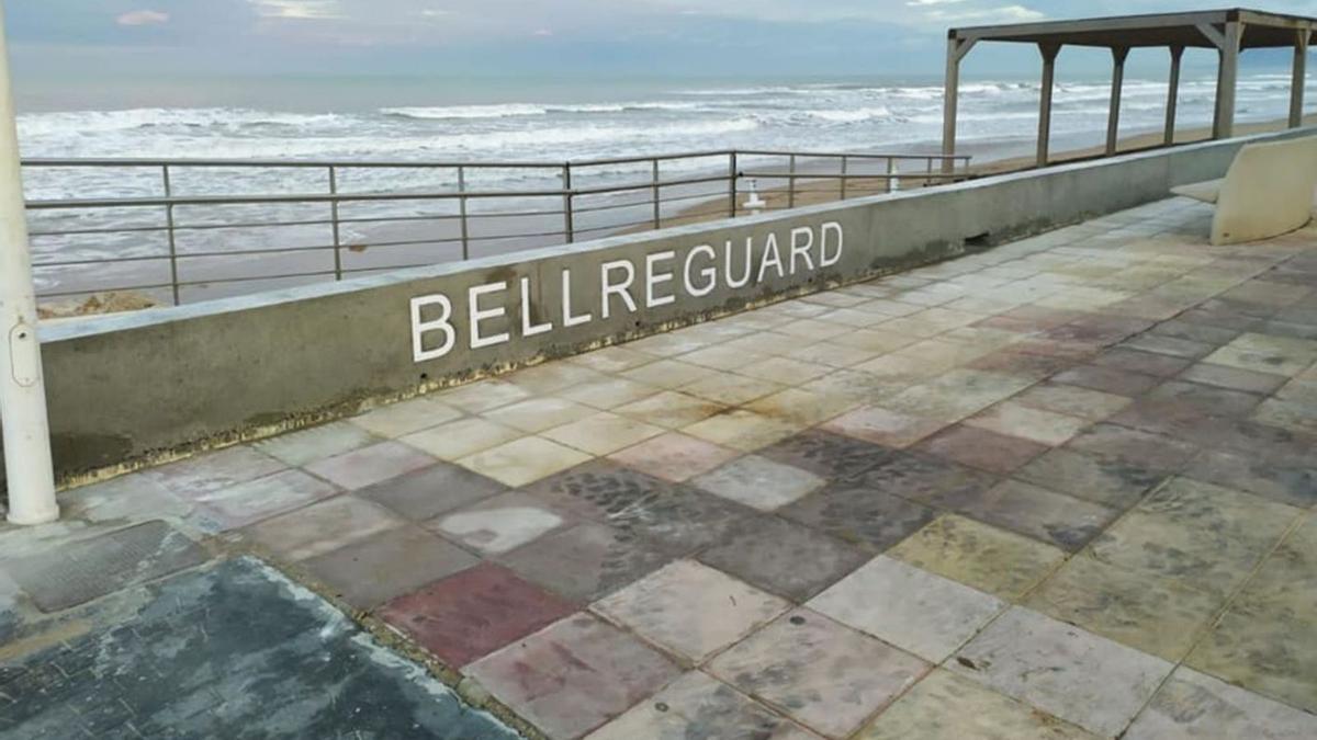 La línea de protección
que se está levantando
en el paseo marítimo de 
Bellreguard. levante-emv